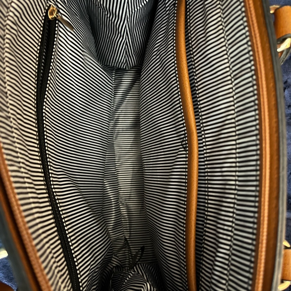 Sophisticated Brown and Black Satchel with Structured Design - Picture 5 of 5